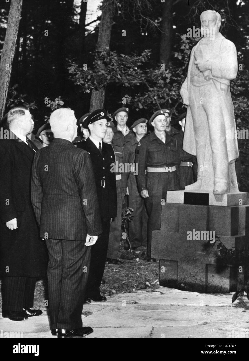 Dunant, Henry, 8.5.1828 - 30.10.1910, Swiss philanthropist, founder of the International Committee of the Red Cross (ICRC) 1963, unveiling of the first monument at Zeist (Holland) by the president of the IDCR for Austria and Holland, Stock Photo
