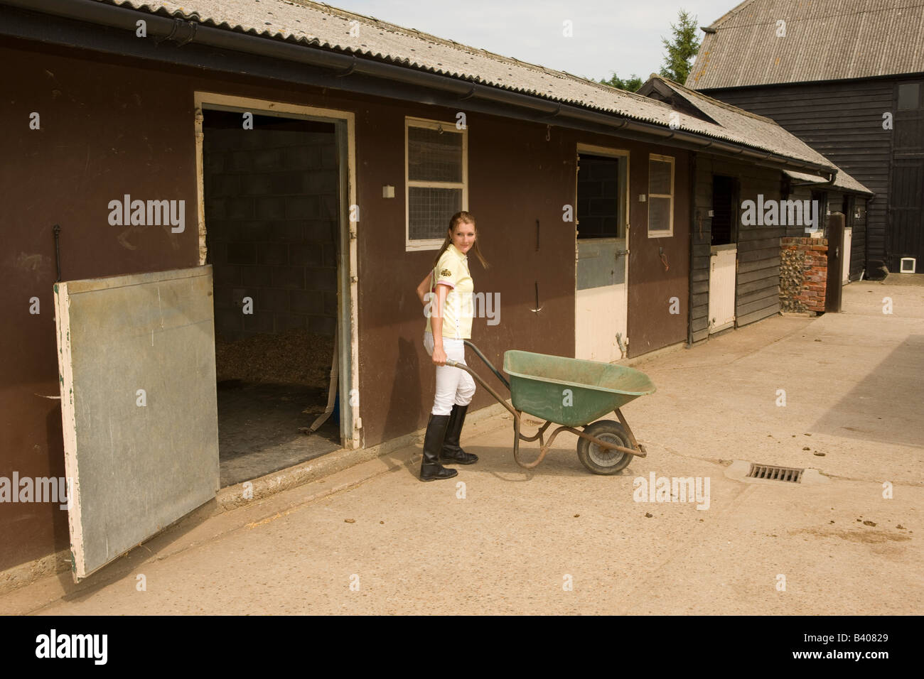 Mucking out stable hires stock photography and images Alamy