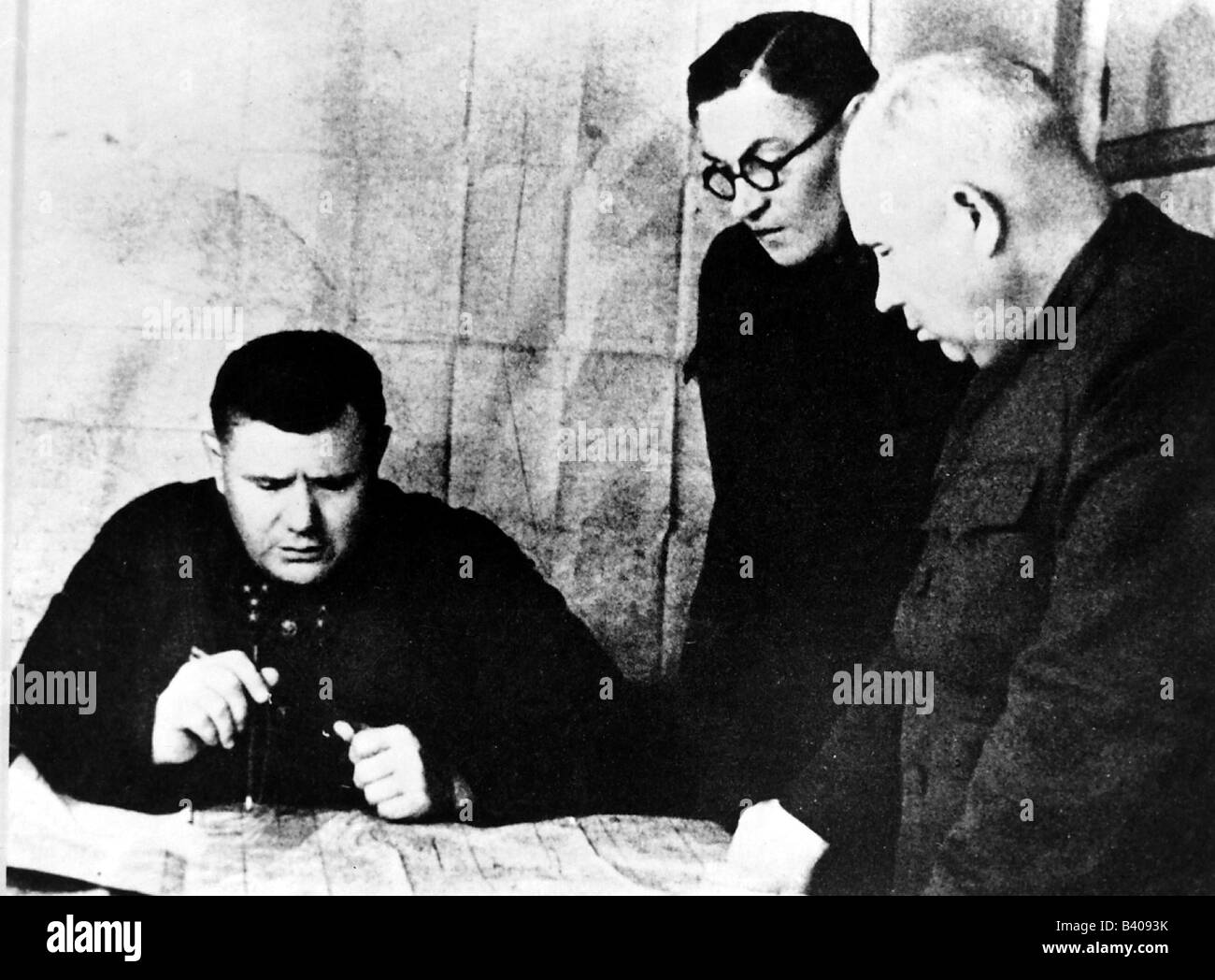 events, Second World War / WW II, Russia, Stalingrad, 20.11.1942 - 2.2.1943, briefing at the headquarters of the Soviet Southern Front, A.J. Yeremenko, A.S. Chuyanov, Nikita Sergeyevich Khrushchev, circa October / November 1942, decision, counter offensive against German Sixth Army, Chrustschow, historic, historical, Andrej Ivanovic Eremenko, Tshuyanov, Chruscev, Red Army, Soviet Union, USSR, map, maps, 20th century, people, 1940s, Stock Photo