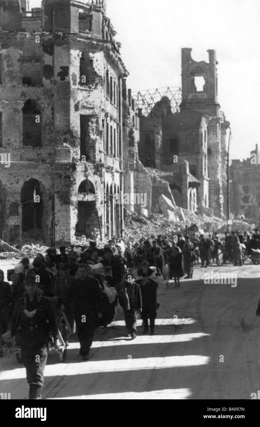 events, Second World War / WWII, Poland, Warsaw Uprising, 1.8. - 2.10.1944, captured Poles are marched out of the town, Stock Photo