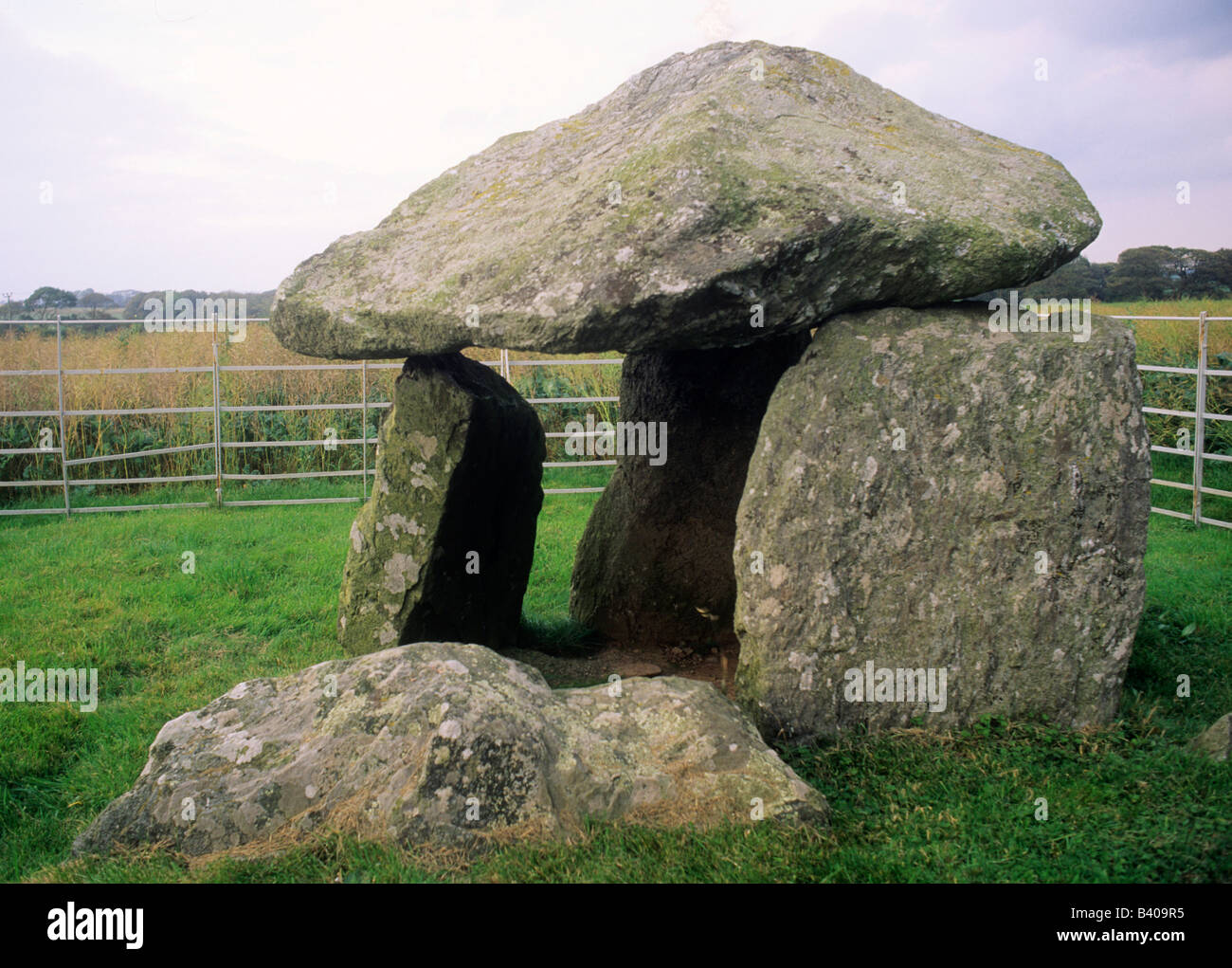 Brynsiencyn megalithic tomb Anglesea Bodowyr burial chamber standing stones grave Bronze Age Prehistory Prehistoric Monument Stock Photo