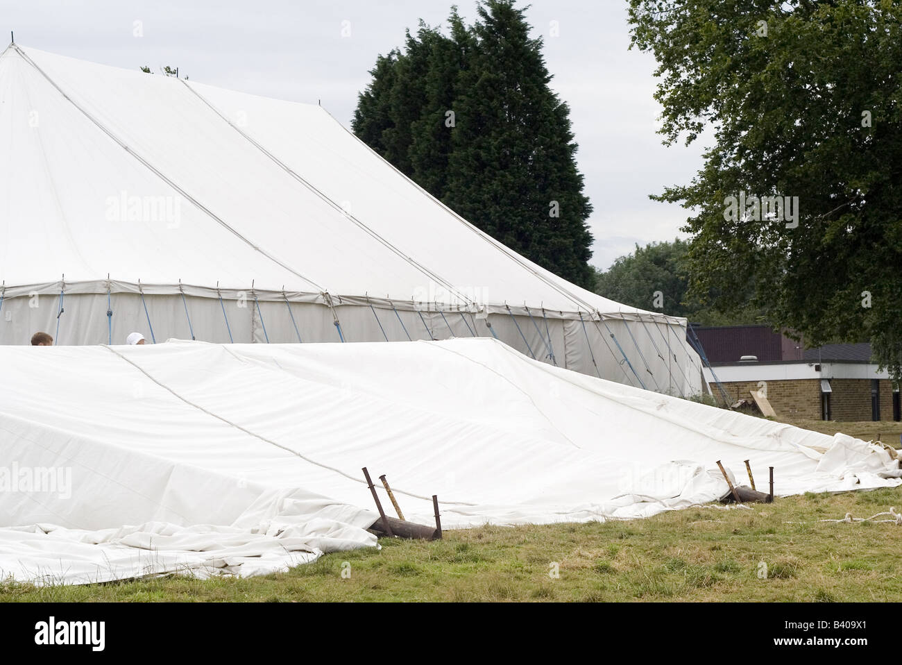 Marquee Guy Ropes Guy ropes on a tent hi-res stock photography and images - Alamy