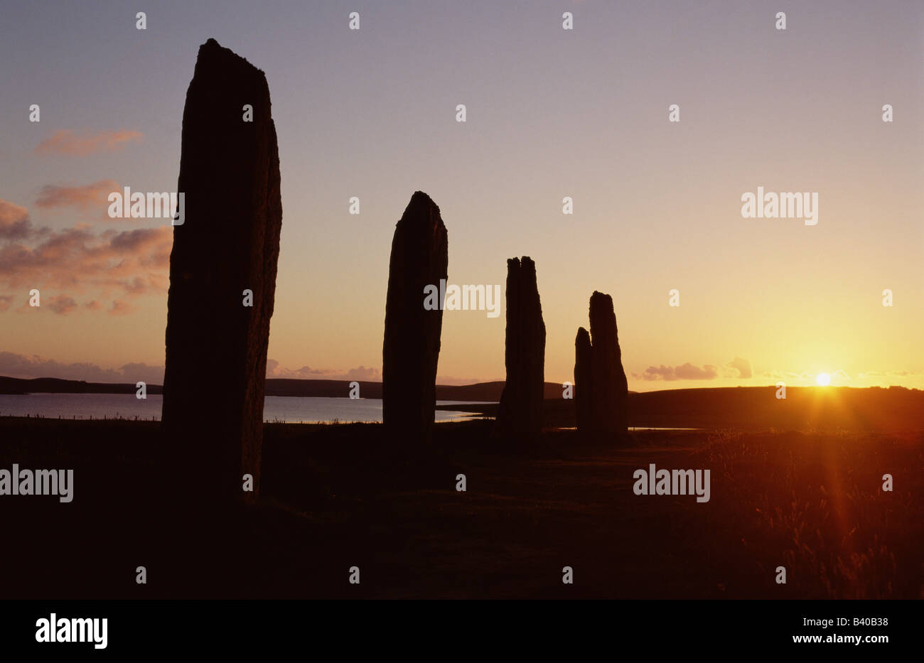 dh  RING OF BRODGAR ORKNEY Midsummer Sunset neolithic standing stones ring dusk megalith sun night Stock Photo