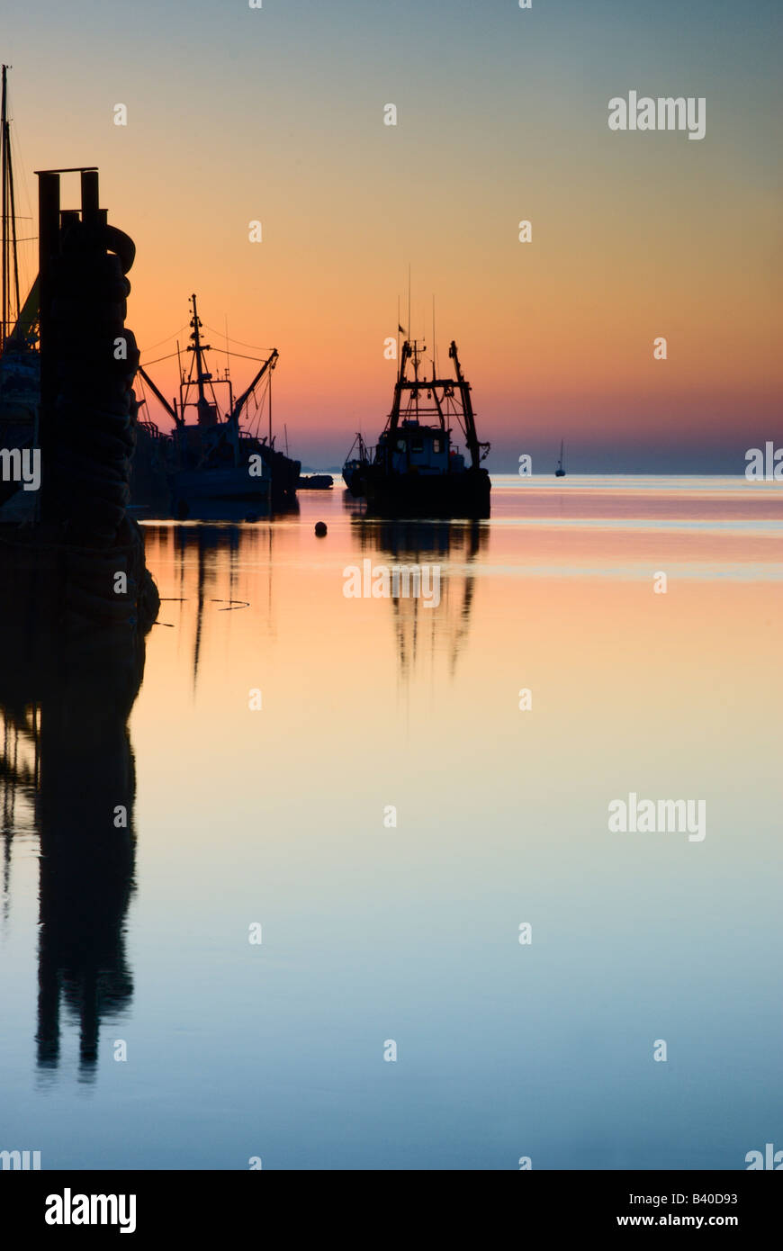 Silhouette boats hi-res stock photography and images - Alamy