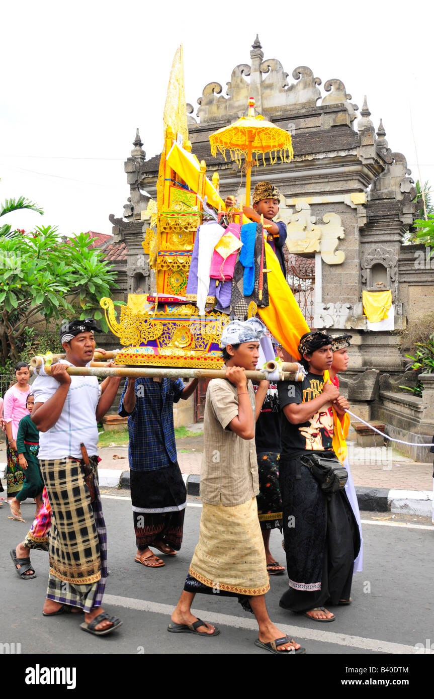 Funeral procession en route to the cremation site, gianyar, Bali