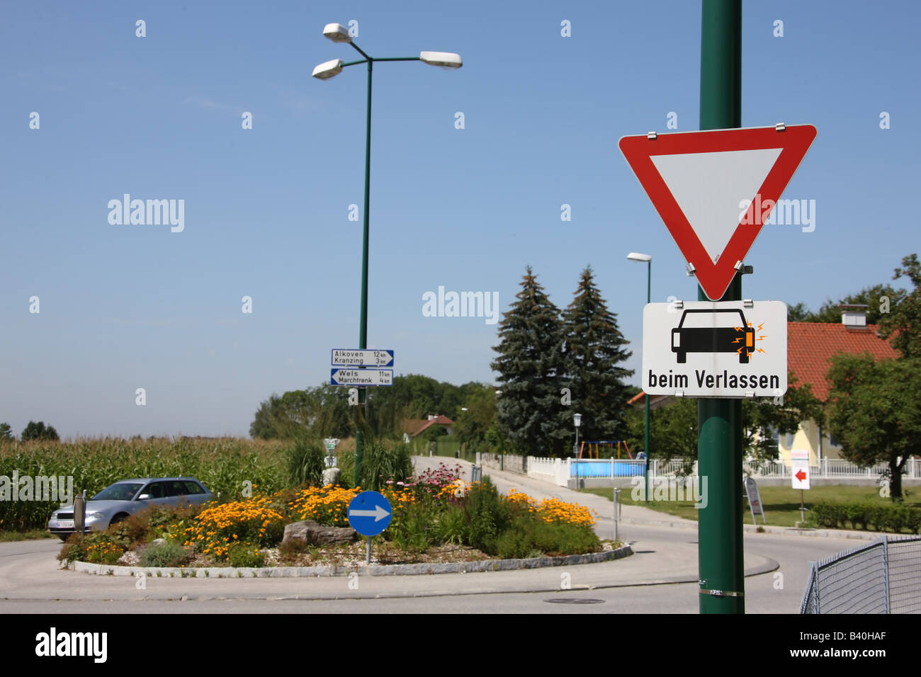 Yield roundabout traffic signs hires stock photography and images Alamy