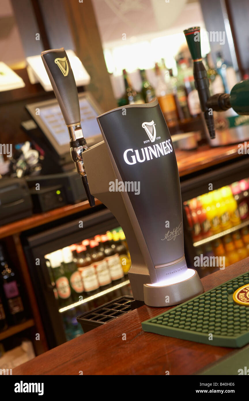 GUINNESS BEER PUMP IN PUBLIC HOUSE Stock Photo - Alamy