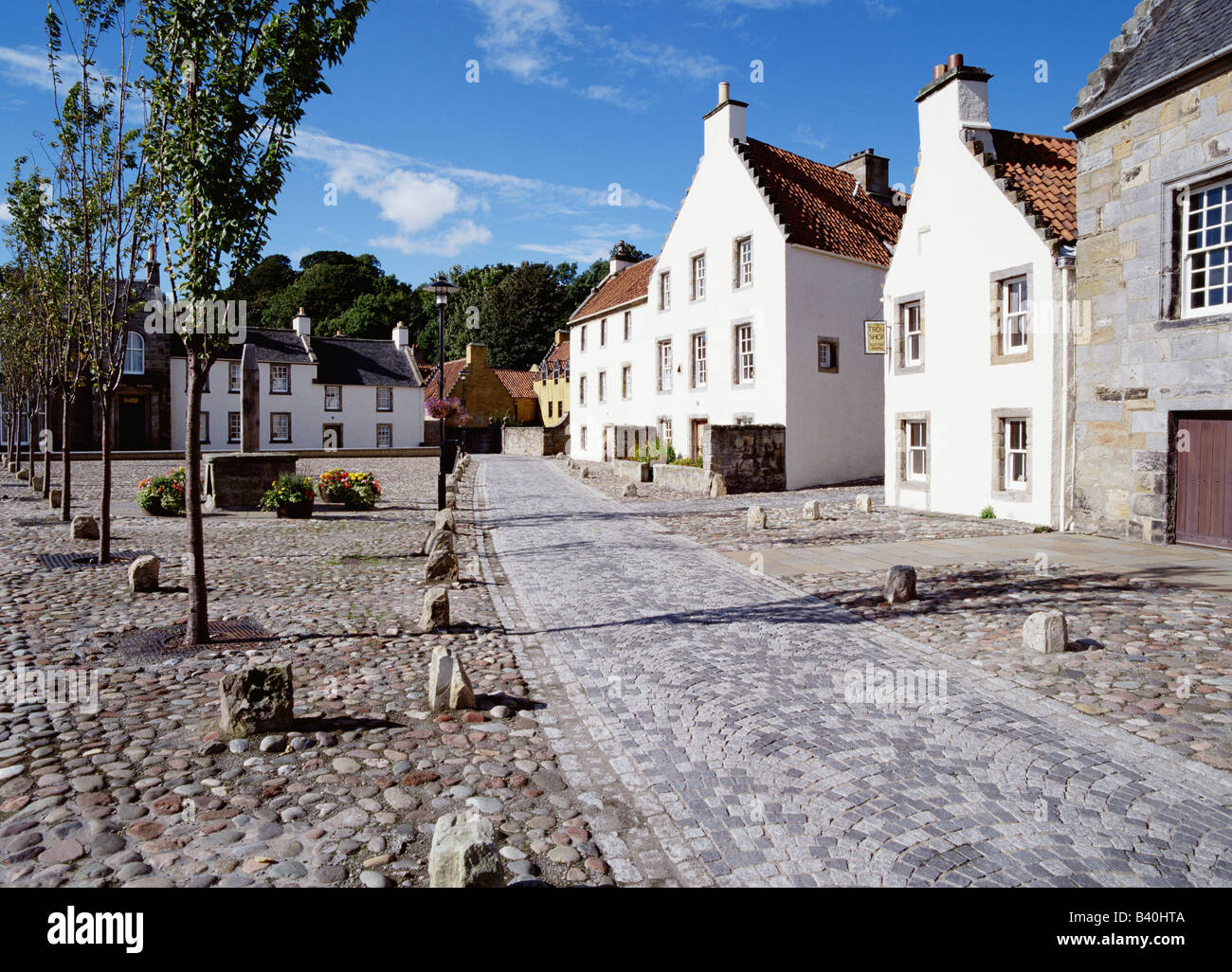 dh Scottish cobblestone villages CULROSS VILLAGE FIFE SCOTLAND Crow step gabled houses cobble street cobbled roadway picturesque cobblestones Stock Photo