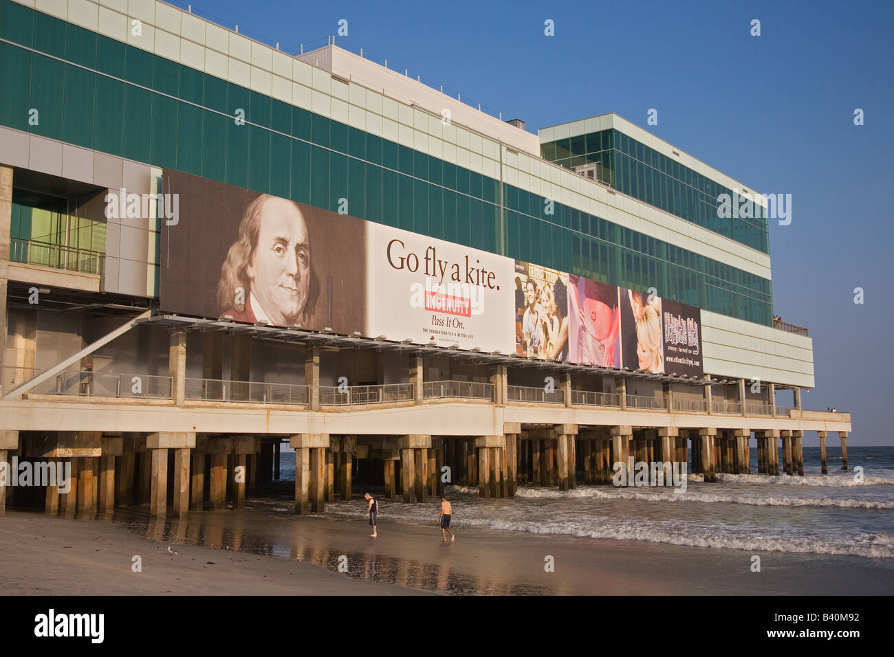 Caesar s Pier on Atlantic City New Jersey with two bathers in the foreground Stock Photo
