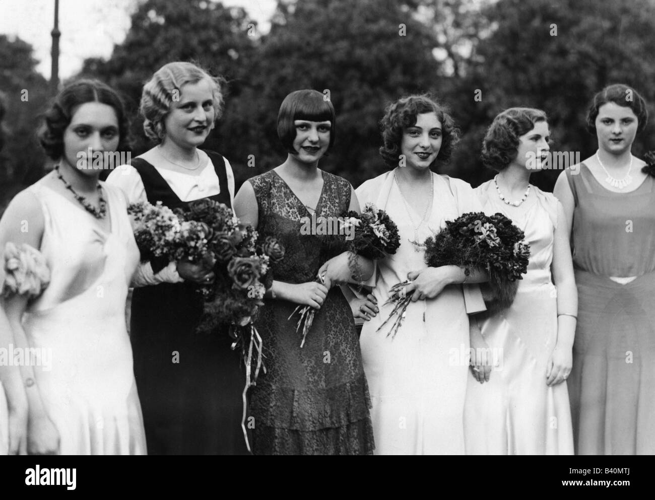 people, women, 1900 - 1930, holding bouquets, Vienna, 1920s, , Stock Photo