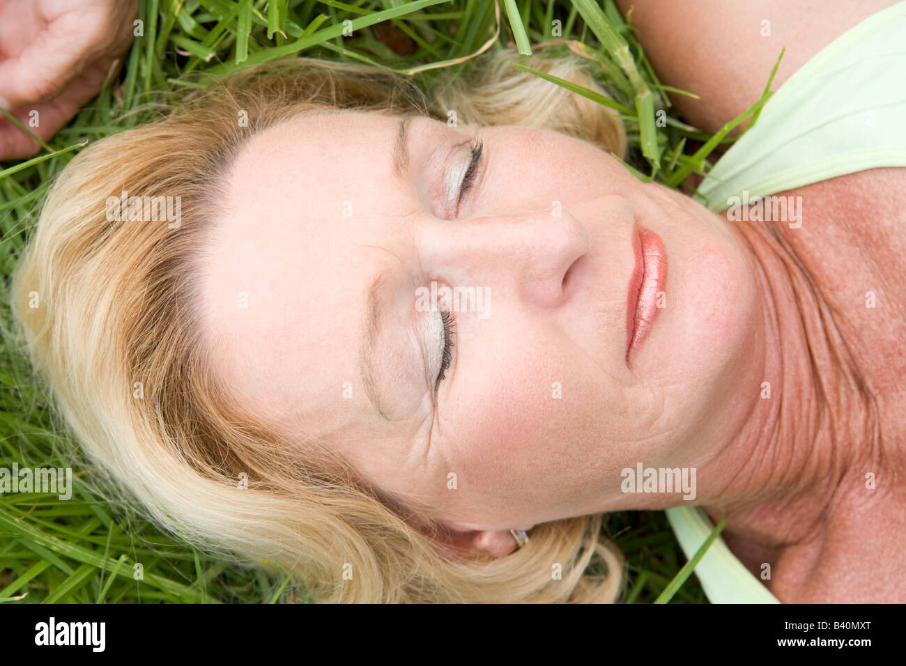 Спящую зрелую тетю. Взрослая женщина лежит на траве. Пожилая женщина лежит на траве. Взрослые женщины лежа.