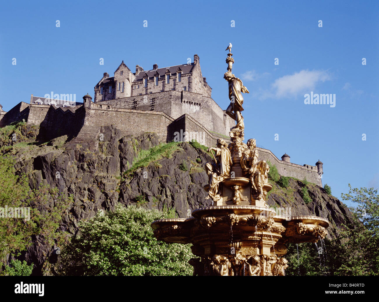 dh Princes Street Gardens EDINBURGH CASTLE EDINBURGH Fountain statue