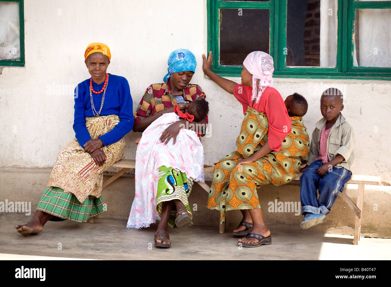 Women and their children visit a medical clinic in Gisenyi, Rwanda Stock Photo