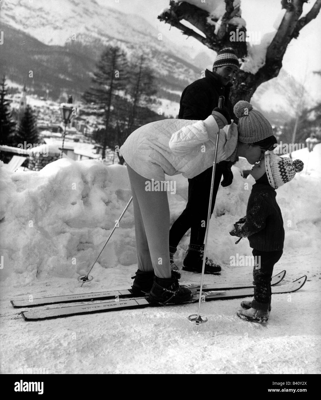 Cardinale, Claudia, * 15.4.1938, Italian actress, full length, on skier ...
