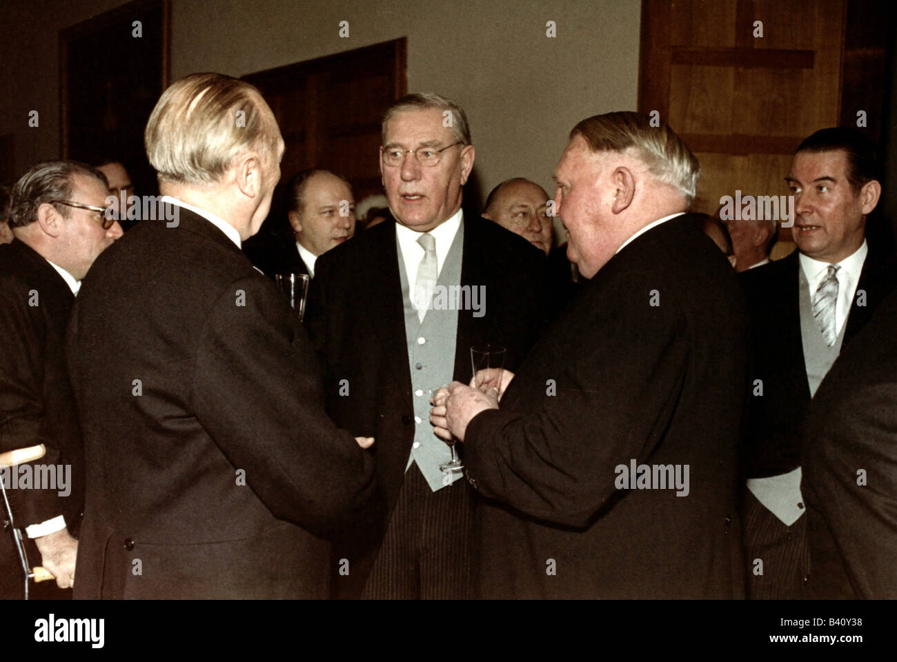 Adenauer, Konrad, 5.1.1876 - 19.4.1967, German politician (CDU) and statesman, Chancellor 1949 - 1963, half length, with well-wishers on 86th birthday, 5.1.1962, Stock Photo