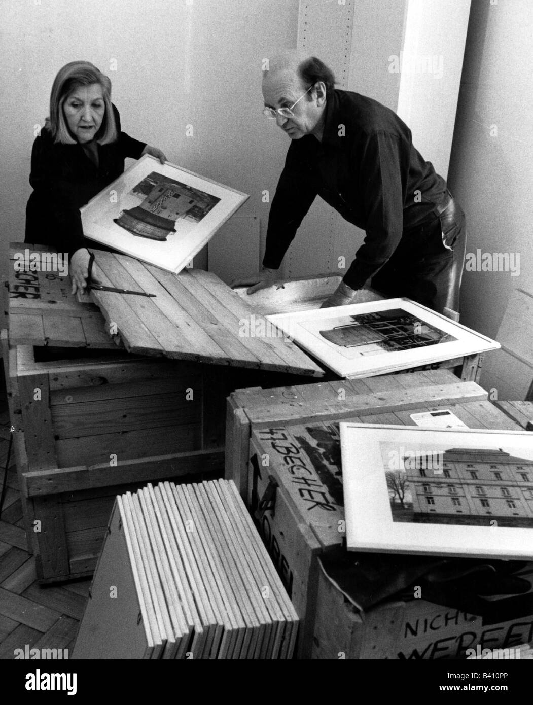 Becher, Bernd and Hilla, Bernd, 20.8.1931 - 22.6.2007, Hilla, 2.9.1934 - 10.10.2015, German artists, (photographers), half length, packing framed copies of their industry photographs into boxes, circa 1996, Stock Photo