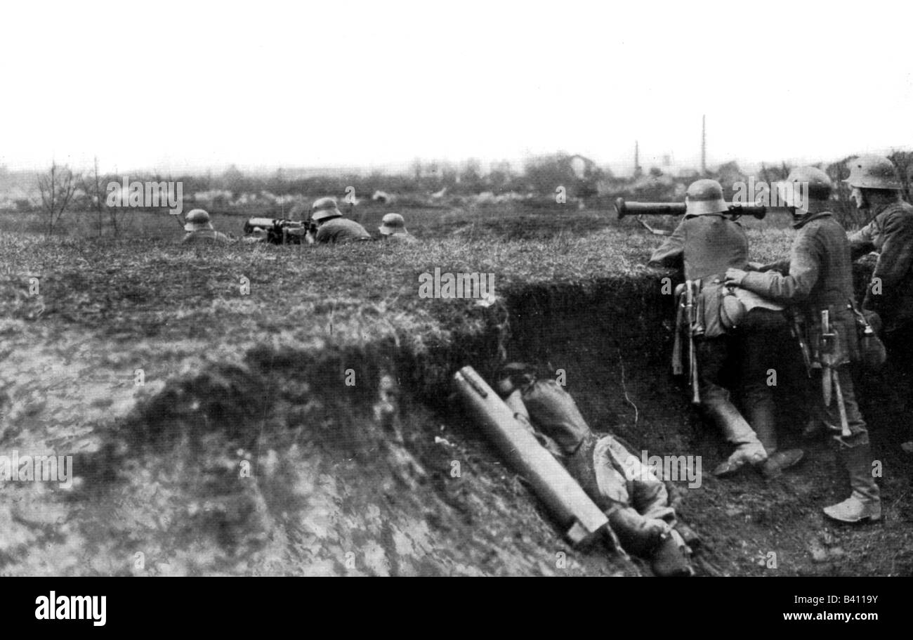events, First World War / WWI, Western Front, German MG position near Laon, observer behind it, France, 1918, Stock Photo