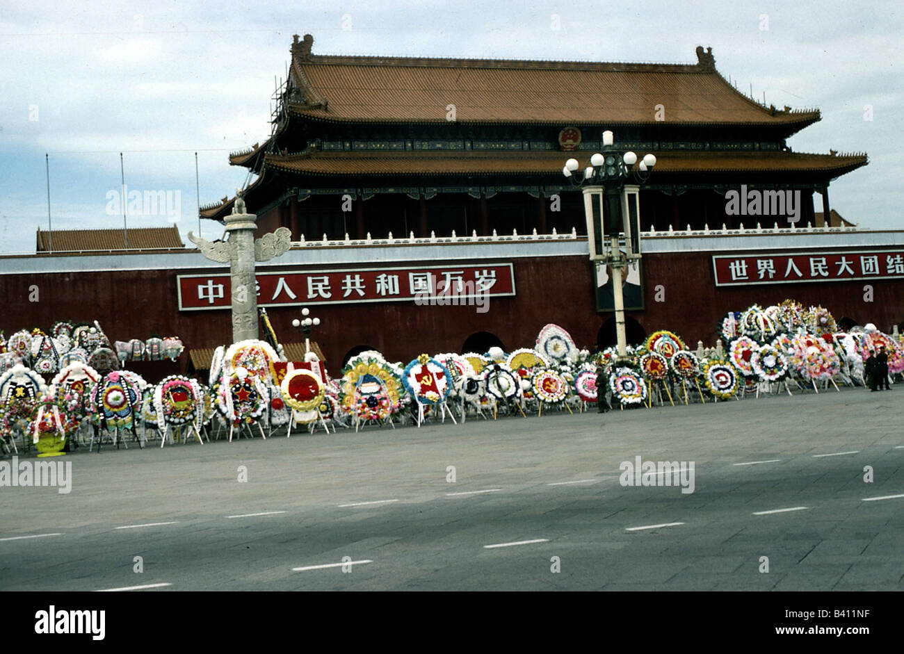 geography / travel, China, Beijing, squares, Tiananmen Square, wreaths for Mao, tiaen an men, , Stock Photo