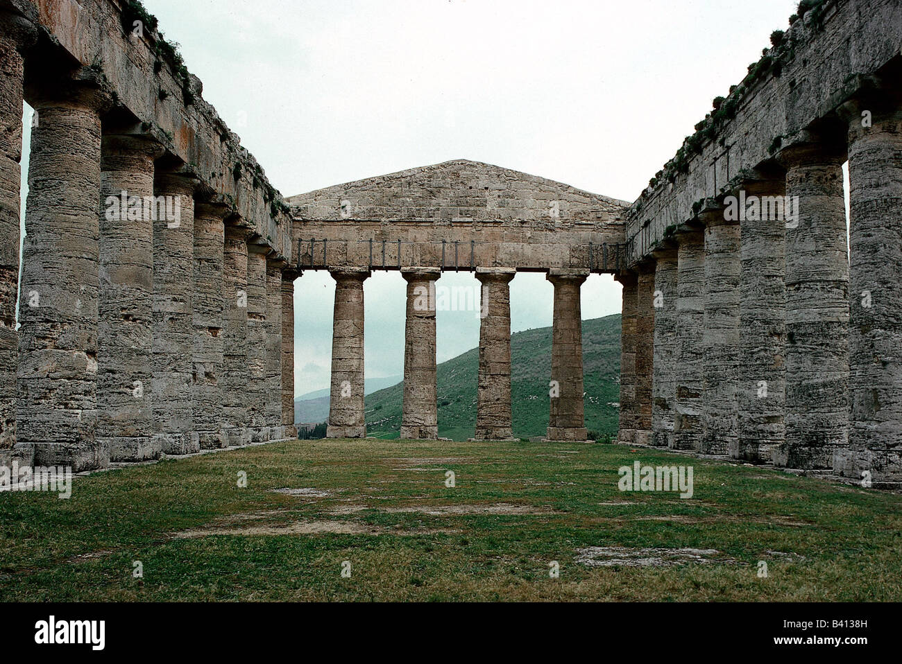 geography / travel, Italy, Sicily, Segesta (Egesta), Greek colony, founded 7th or 6th century BC, doric temple, built from 430 BC by the Elymians, interior view, Magna Graecia, in peloponnesian War allied with Athens, under carthagian influence from 409 BC, plundered by Agathocles, from 263 BC allied with Rome, from 227 BC roman province Sicilia, antiquity, historical, historic, ancient, doric architecture, columns, sixth, seventh, , ancient world, Stock Photo