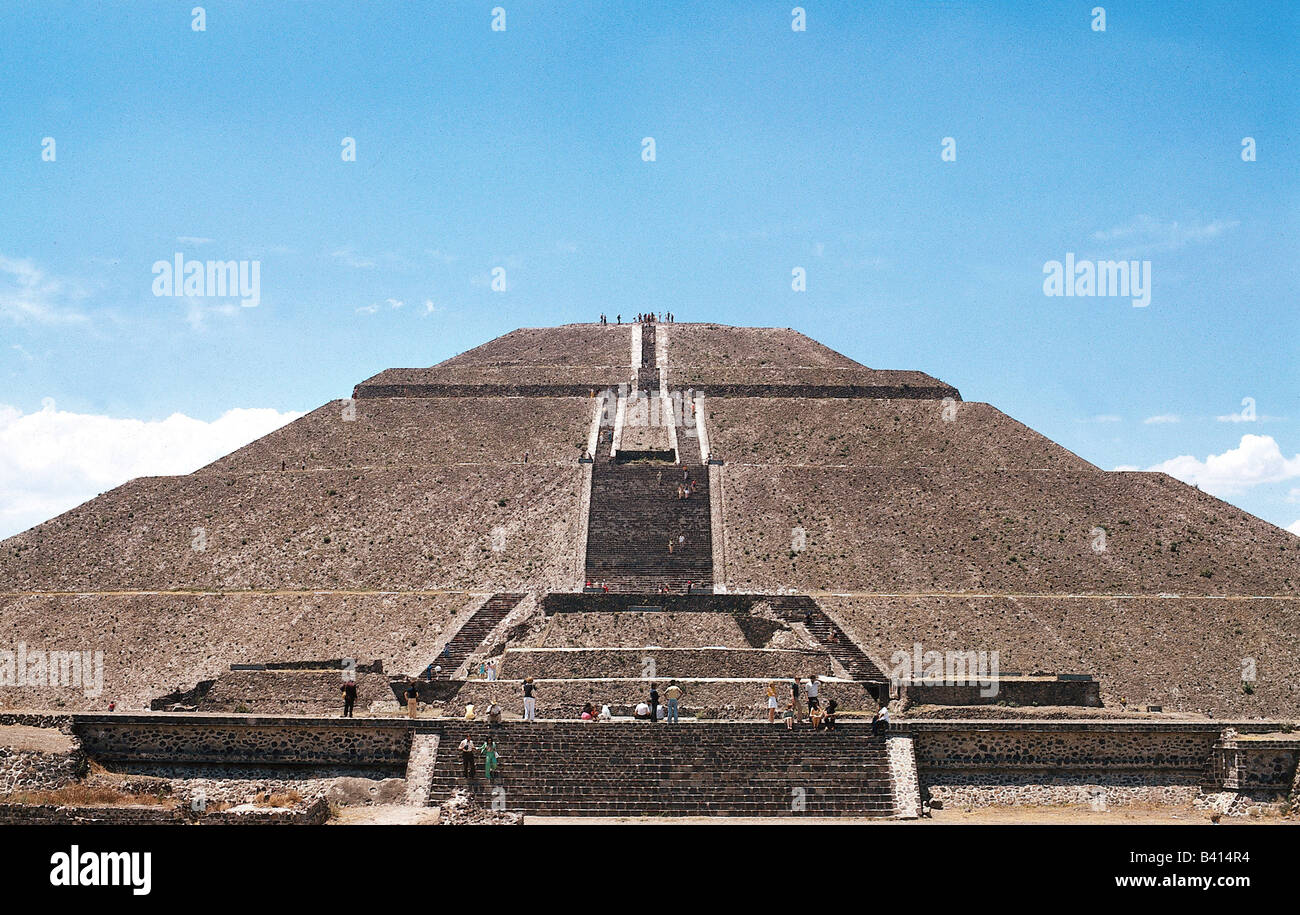 geography / travel, Mexico, Teotihuacan, populated 1st century BC - 7th century AD), moon pyramid, (phase II, approx. 150 BC - 50 BC), Central America, Mesoamerica, Teotihuacan culture, religious centre / center of Aztecs, ruin, place of worship, religion, architecture, archaeology, sun cult, steps, offering pyramid, historical, historic, archaeology, ancient, UNESCO, World Heritage Site, first, seventh,  CEAM, people, 20th century, Stock Photo