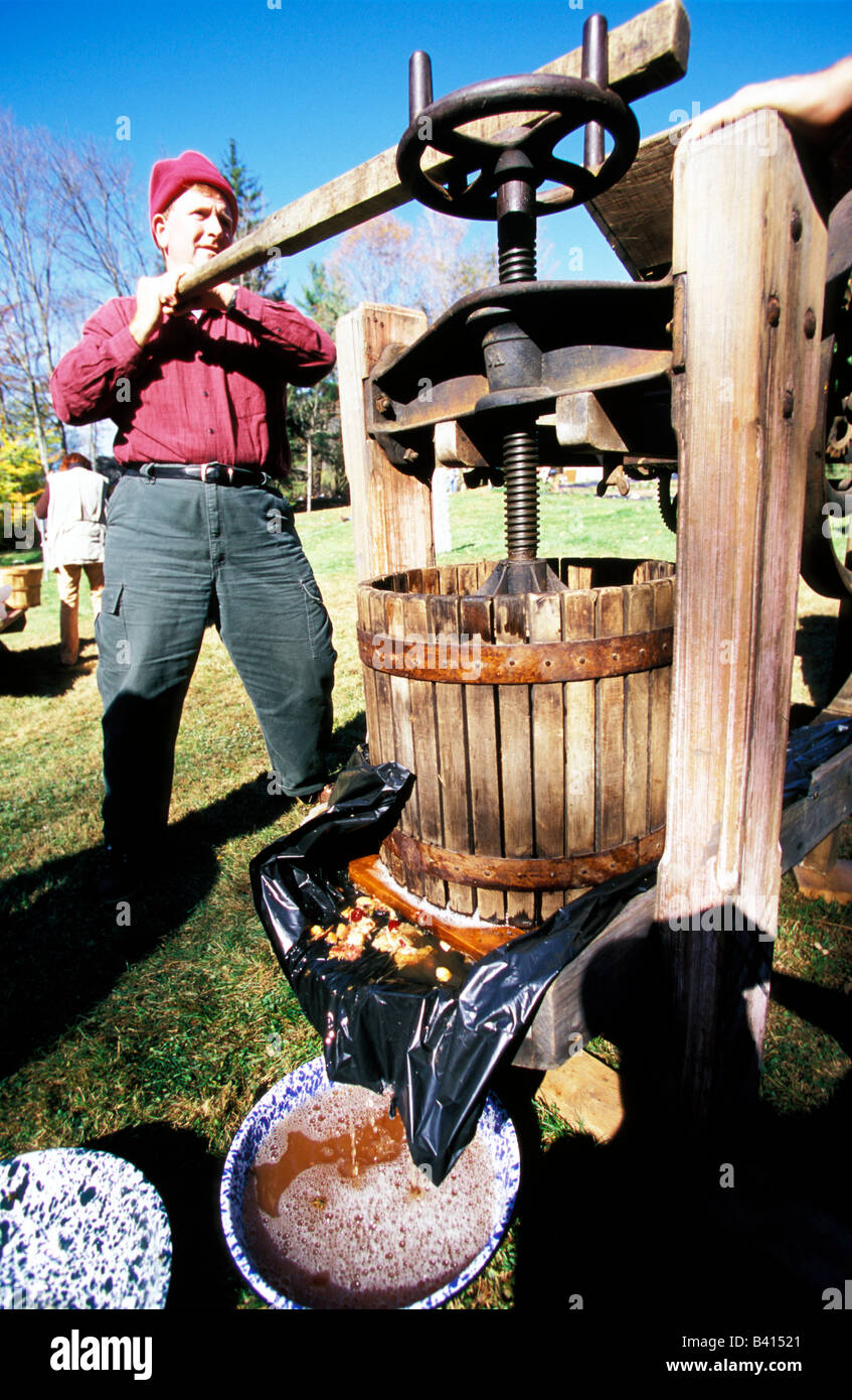 North America, United States, Vermont. Apple juicing at Apple Festival. Stock Photo