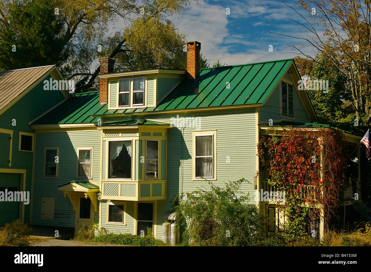 Vine covered porch hires stock photography and images Alamy