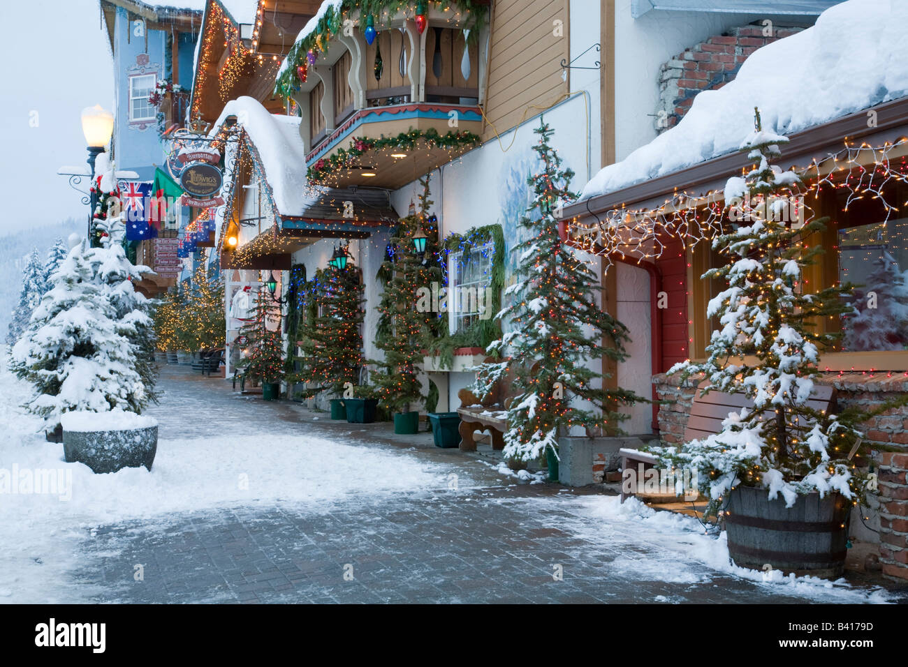 WA, Leavenworth, Bavarian style village, decorated with holiday lights Stock Photo - Alamy