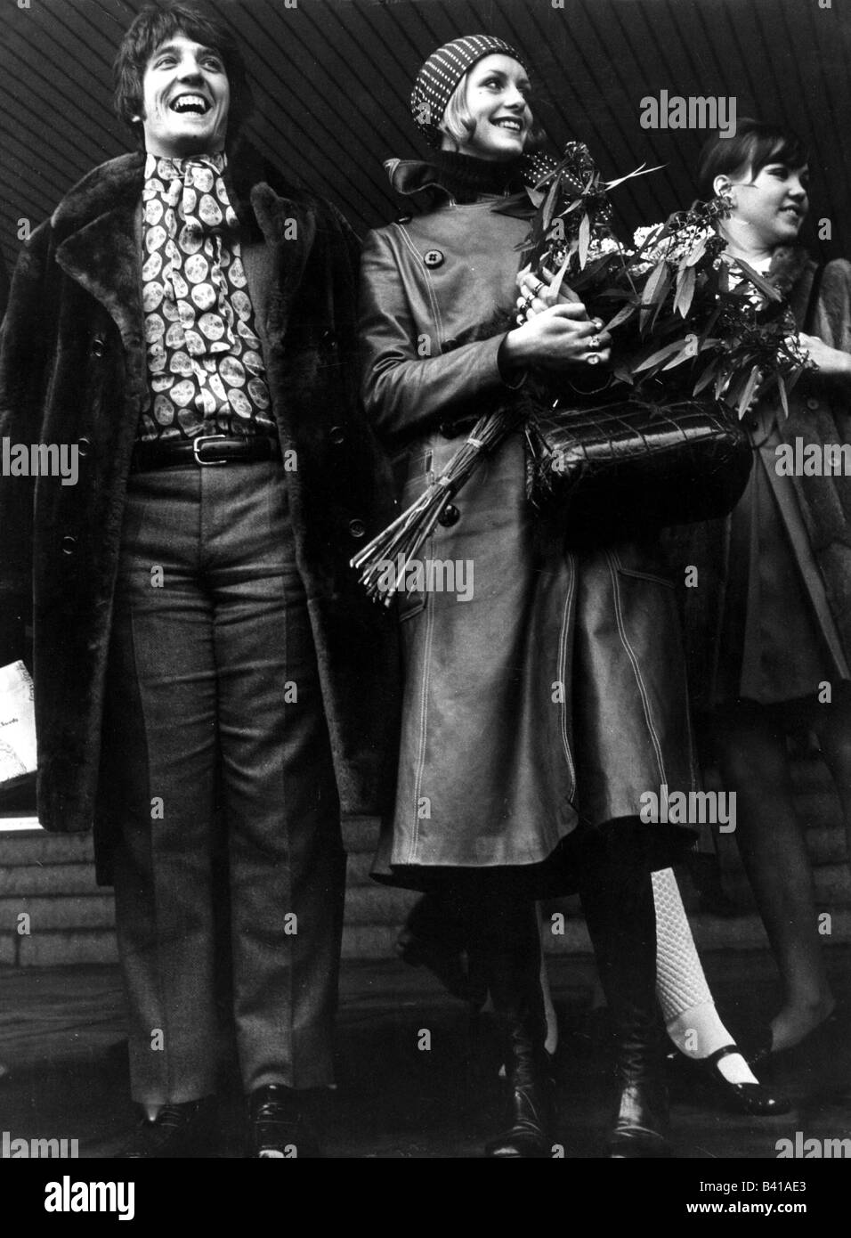 Twiggy, * 19.9.1949, British mannequin, with Justin de Villeneuve, full length, 1968, , Stock Photo