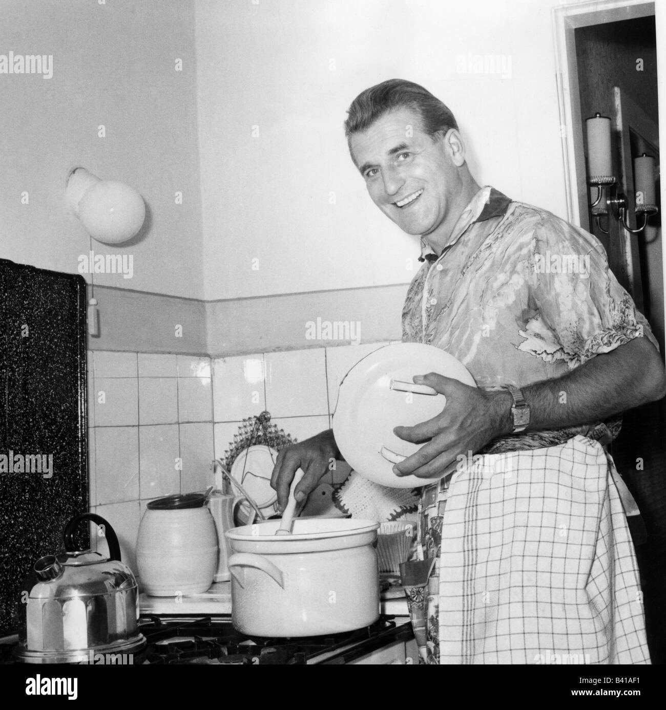 Carol, Rene,11.4.1920  - 9.4. 1978, German singer and actor, cooking, 1960, Stock Photo
