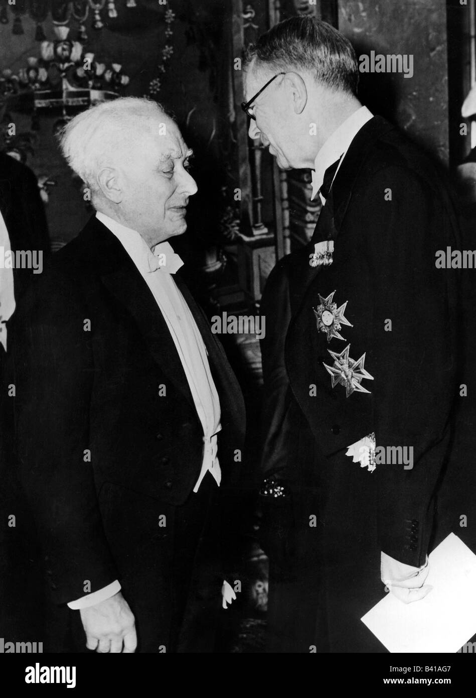 Born, Max, 11.12.1882 - 5.1.1970, German scientist (physicist), half length, with King Gustav Adolph VI of Sweden, awarding, Stockholm, 1954, Stock Photo