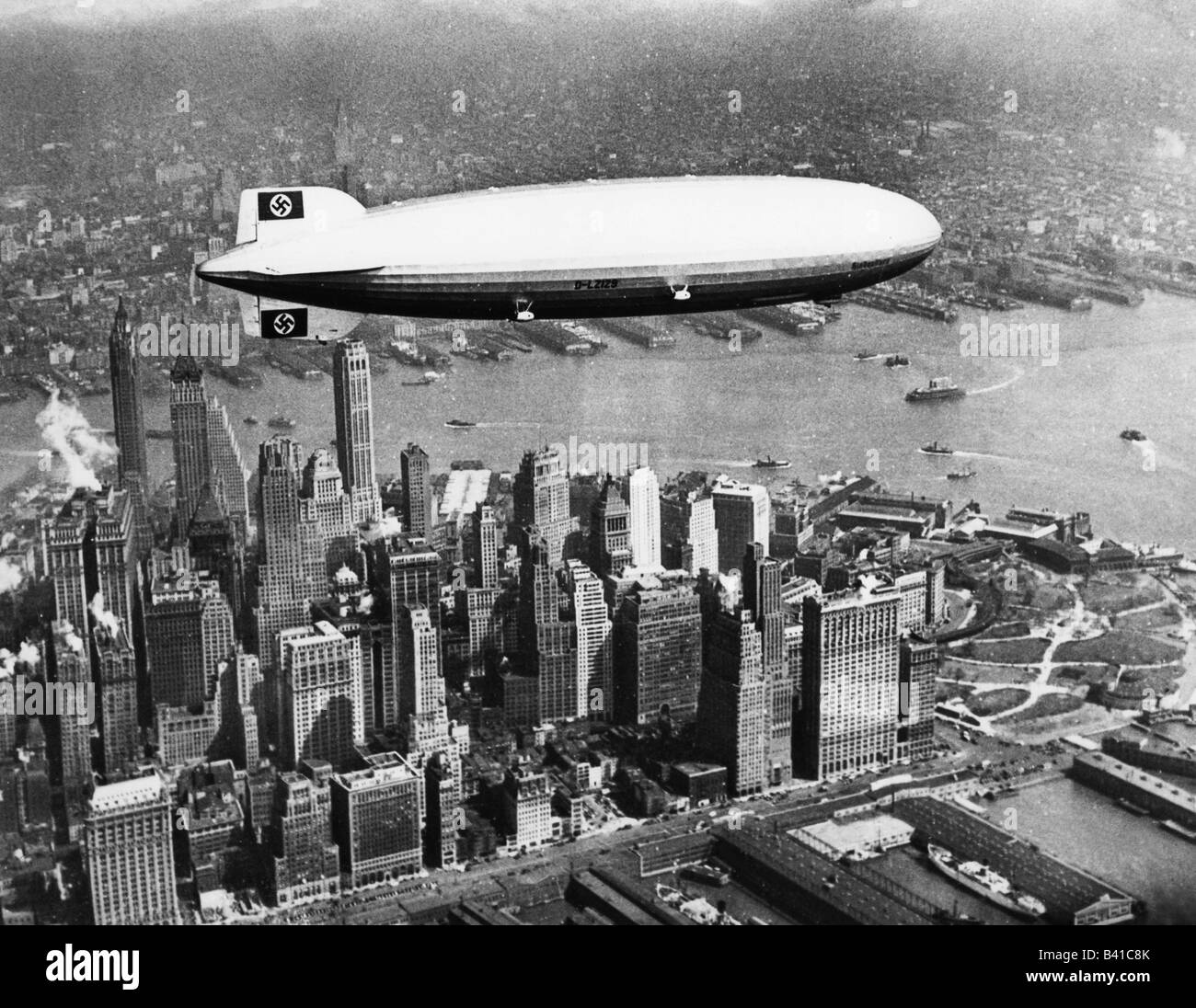 transport/tranposrtation, LZ 129 Hindenburg, last flight, over New York City on its way to Lakehurst, 6.5.1937, aerial view, Manhattan, , Stock Photo