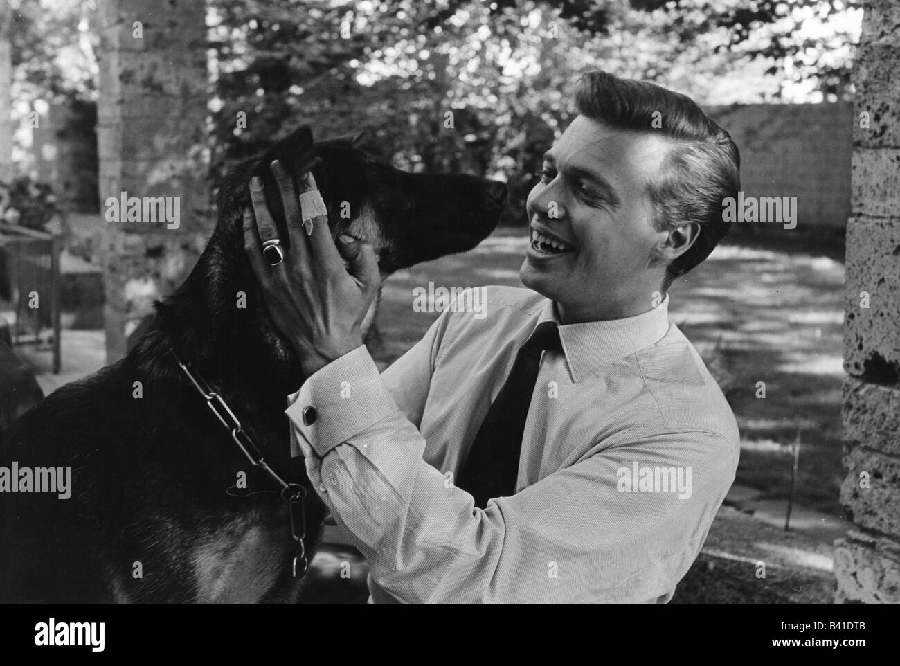 Böhm, Karlheinz, 16.3.1928 - 29.5.2014, Austrian actor, half length, with dog, at home, homestory, 1958, Stock Photo