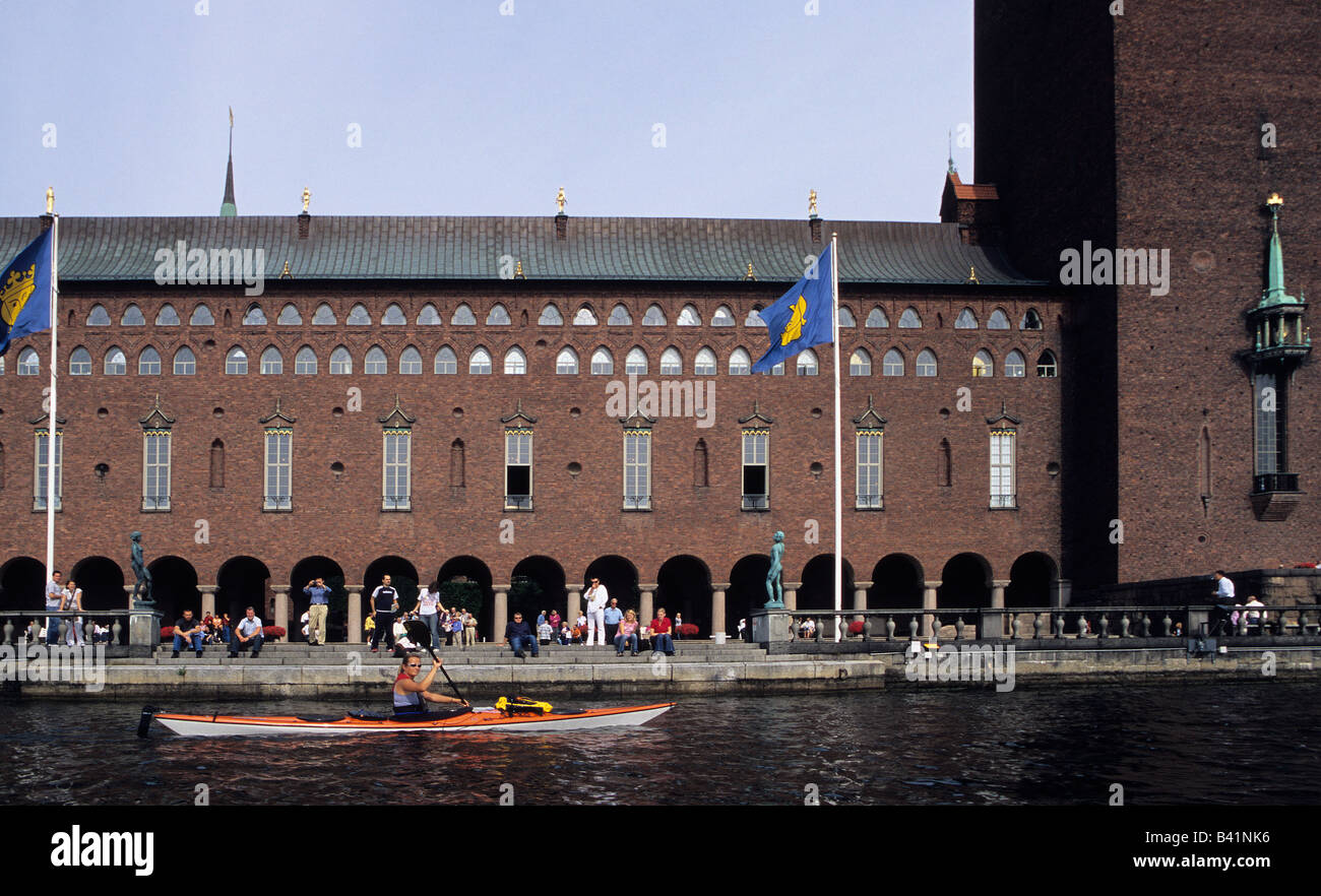 Younger woman kayaking in front of Stockholm City Hall Stockholms Lan Sweden August 2006 59 19 35 11 N 18 3 18 38 E Stock Photo