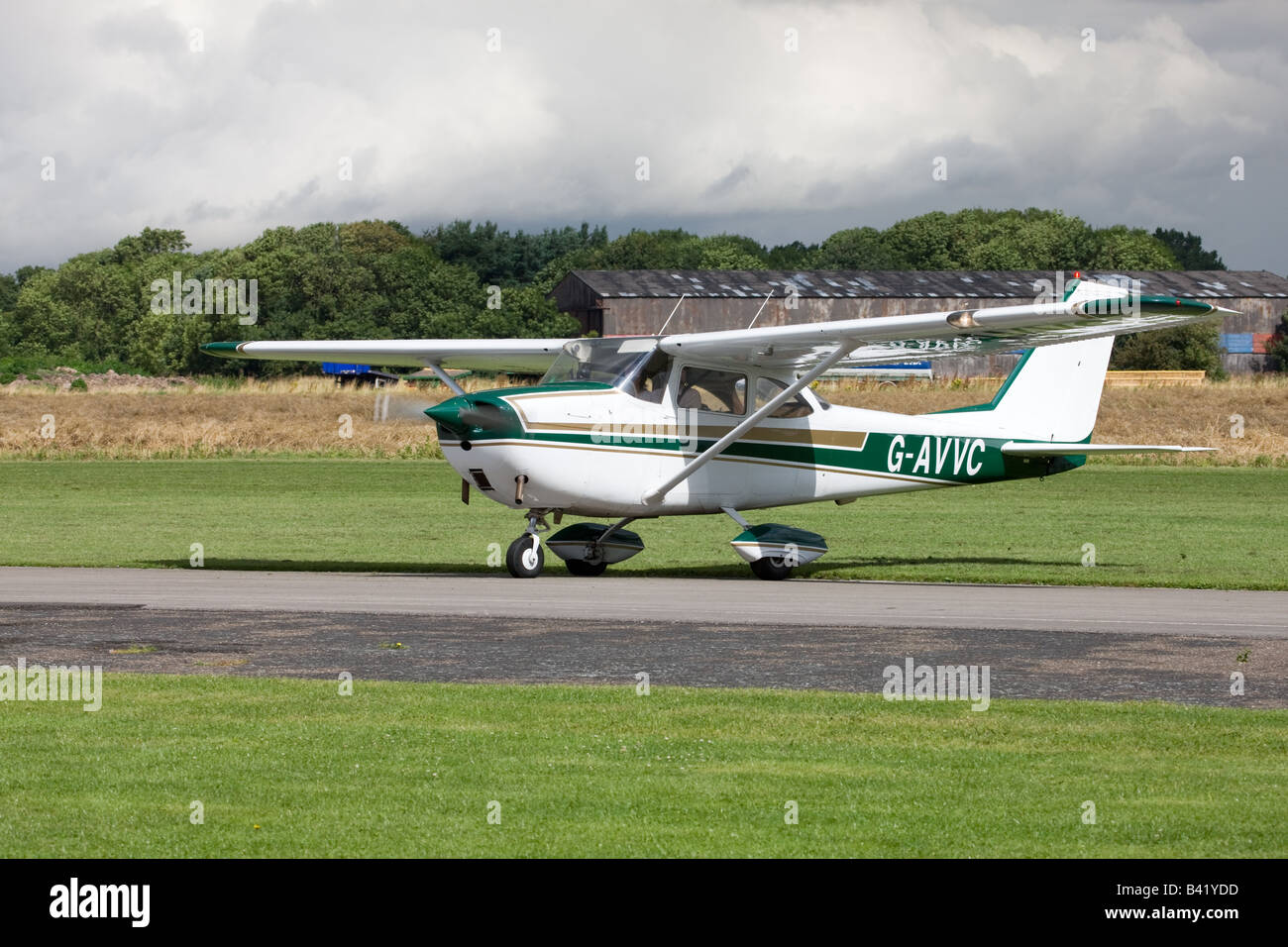 Reims Cessna F172H Skyhawk G-AVVC taxiing after landing at Breighton Airfield Stock Photo