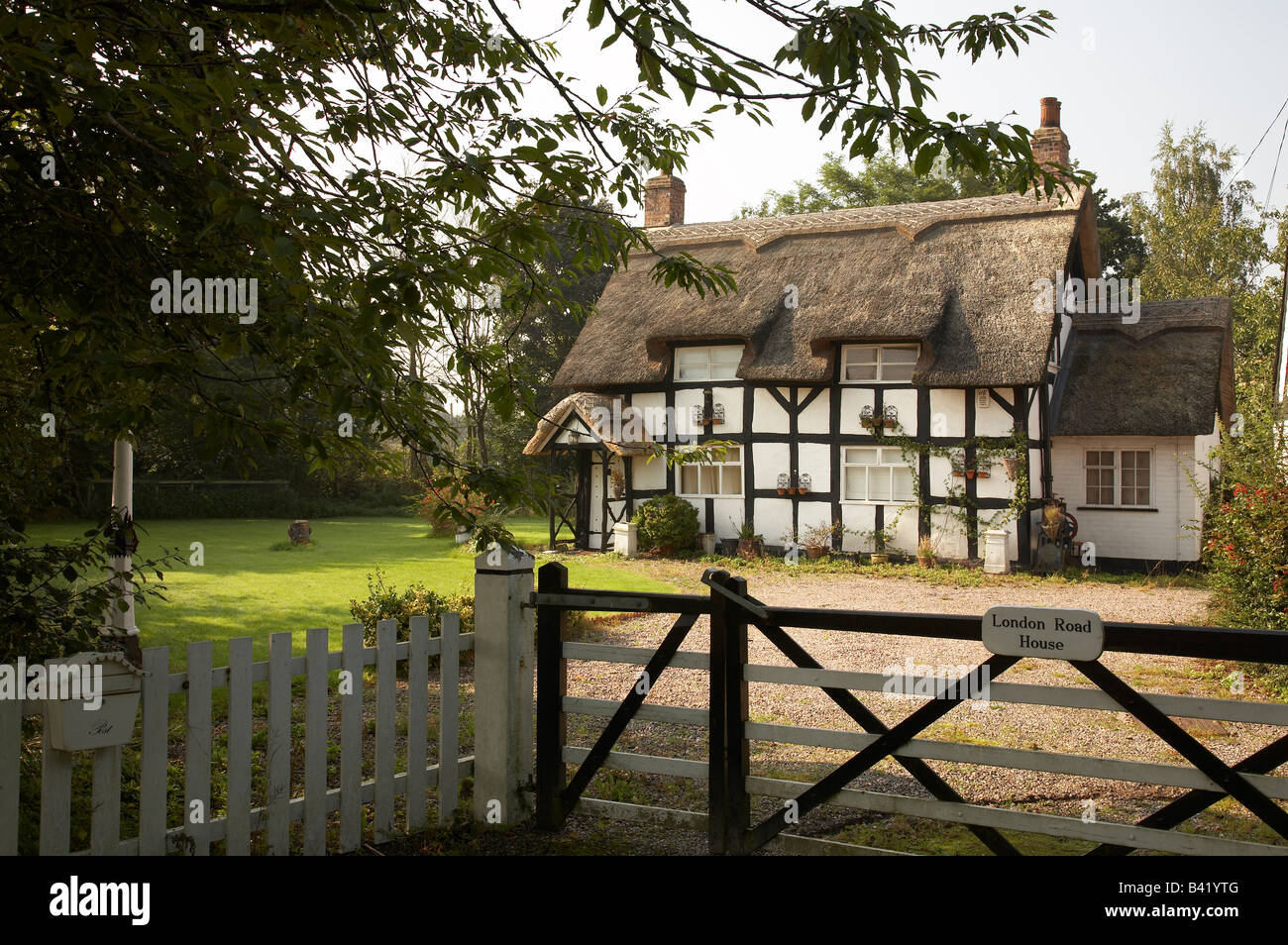 Thatched cottage with garden between Holmes Chapel and Knutsford in