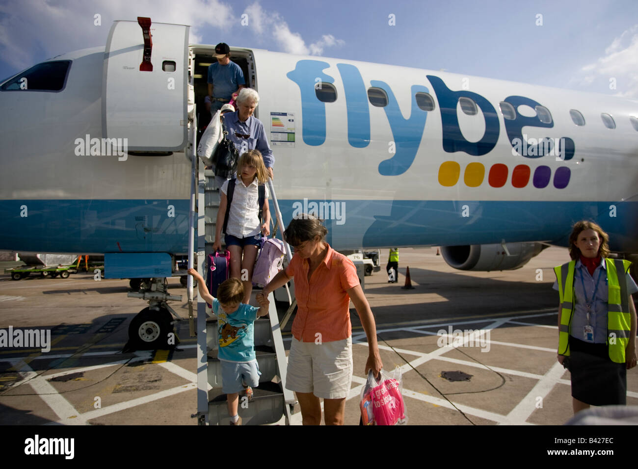 Passengers on tarmac leaving plane hi-res stock photography and images ...