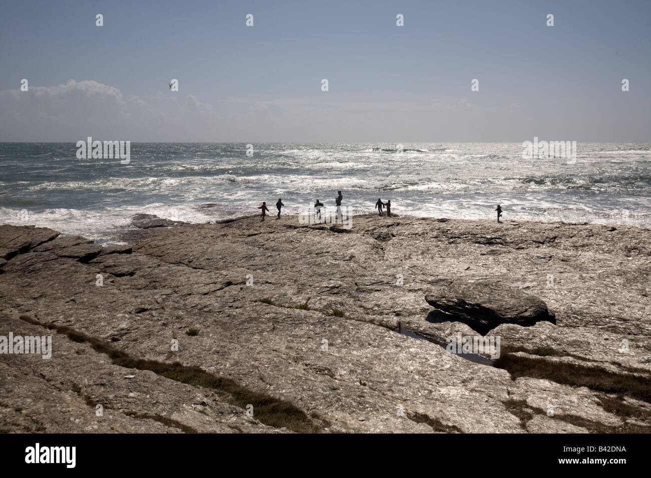 Children playing at a place known as the 'Cat Tip' (Brittany-France). Enfants jouant à la 'Pointe des Chats' (Bretagne-France). Stock Photo