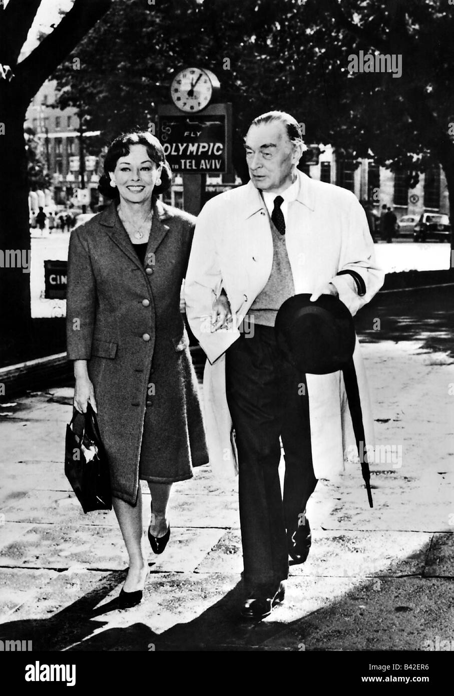 Remarque, Erich Maria, 22.6.1898 - 25.9.1970, German author/writer, with his 3rd wife Paulette Goddard, (1910-1990), full length, walking, 1960s, Remark, hat, umbrella, linking arms, husband, married couple, female, woman, , Stock Photo
