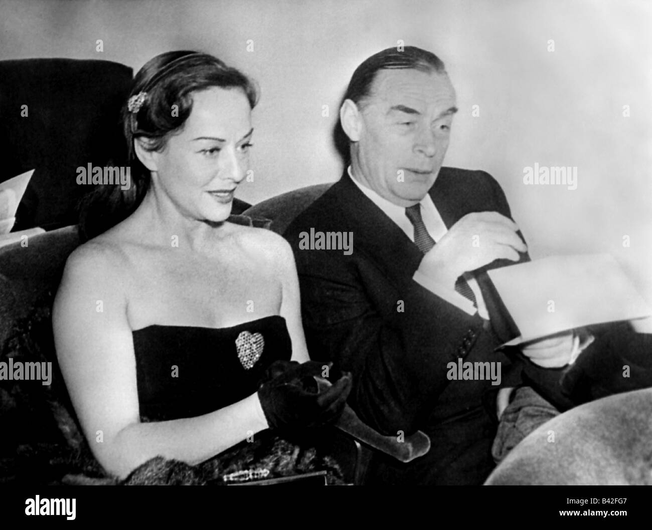 Remarque, Erich Maria, 22.6.1898 - 25.9.1970, German author/writer, with his 3rd wife, Paulette Goddard, (1910-1990), sitting, New York City, 1957, Remark, 1950s, married couple, husband, female, woman, , Stock Photo