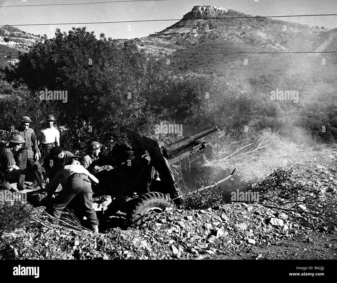 events, Second World War / WWII, North Africa, Tunisia, British 25 pounder field gun in action on the Djebel Bargu Front, 31.1.1943, Stock Photo