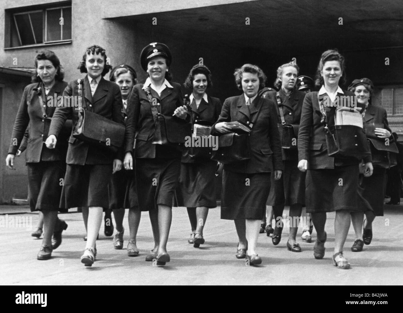 events, Second World War / WWII, Germany, women replacing men enlisted in the army, postwomen, group picture, 1942 / 1943, Stock Photo