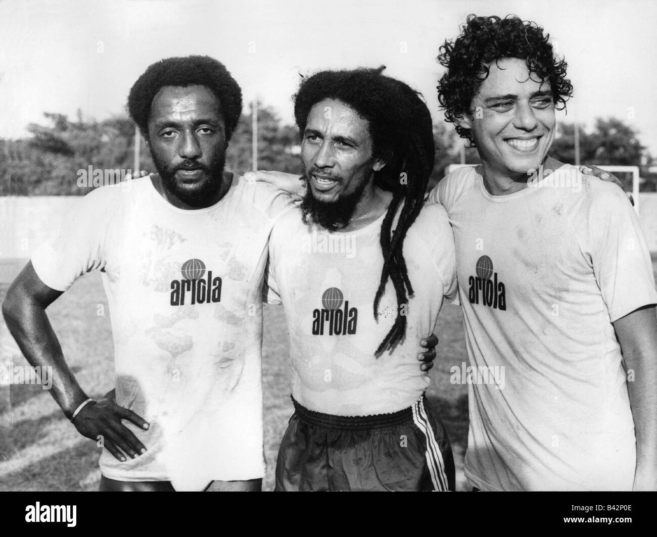 Marley, Bob, 6.2.1945 - 11.5.1981, Jamaican musician, half length, with Chico Buarque and Paolo Cesar Caju, on the football field, Rio de Janeiro, Brazil, 19.3.1980, Stock Photo