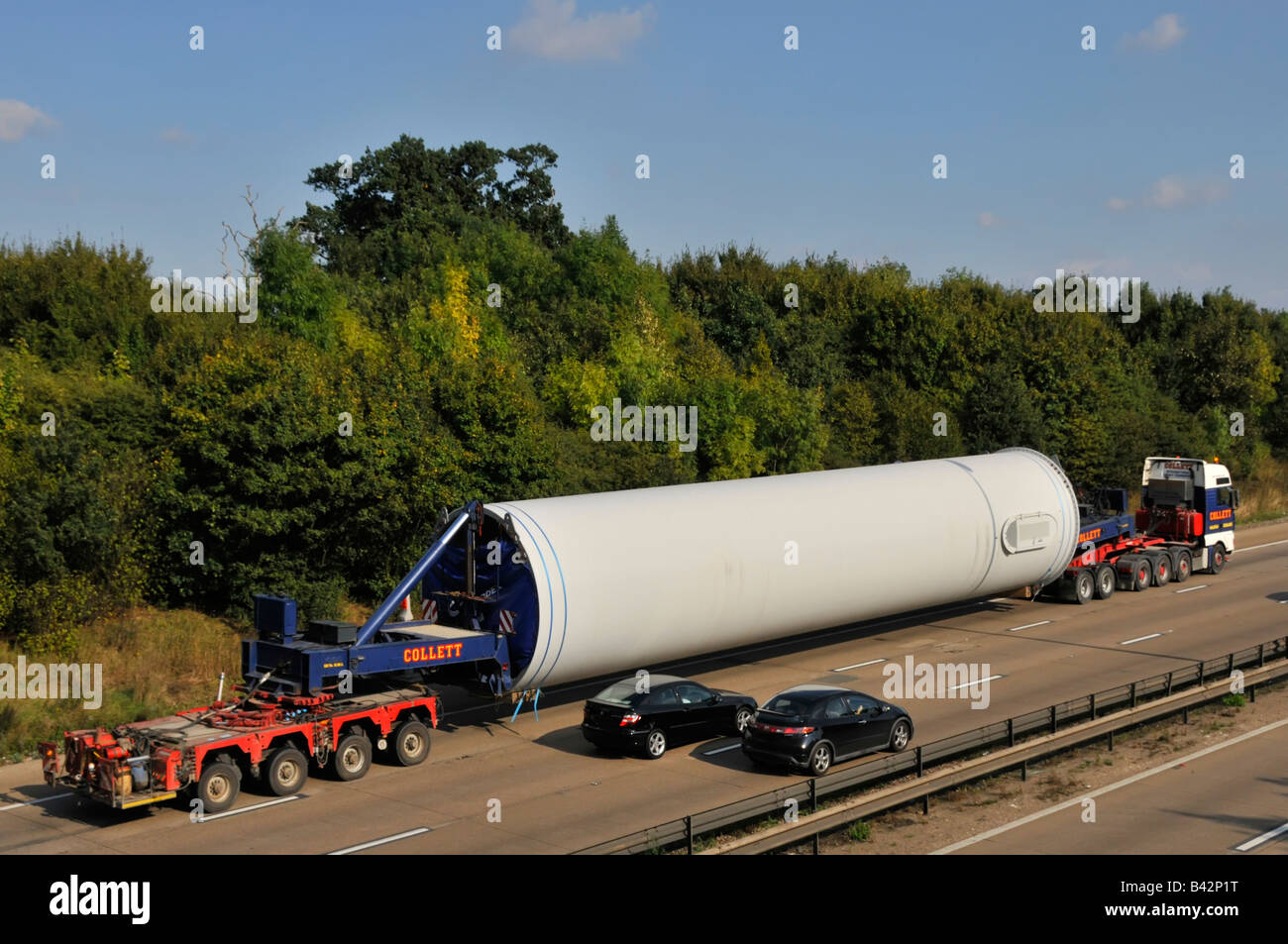 Collett Long load haulage specialists moving big oversize & abnormal cylinder load consignment along the m25 motorway England UK Stock Photo