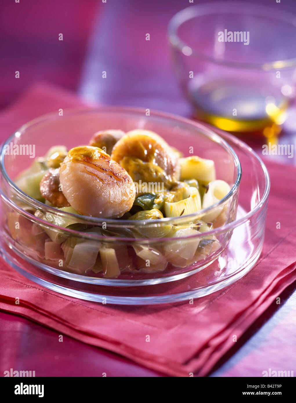 Scallpos and leeks in curry sauce Stock Photo