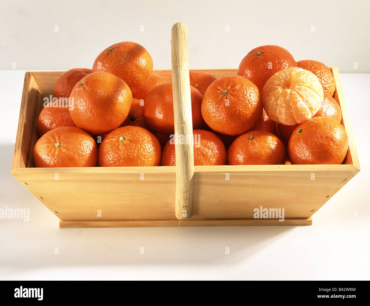 Manderins in wooden basket Stock Photo - Alamy