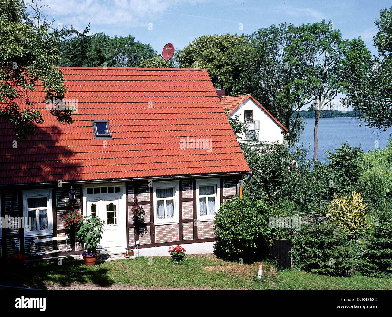 geography / travel, Germany, Saxony-Anhalt, Altmark, 'Arendsee', half-timbered house with view to the 'Arendsee', lake, hal Stock Photo