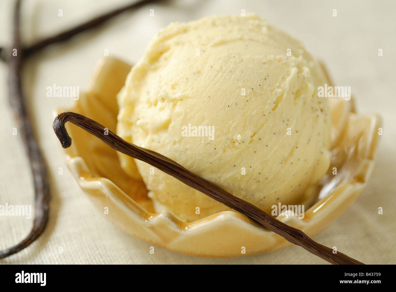 scoop of vanilla ice cream Stock Photo - Alamy