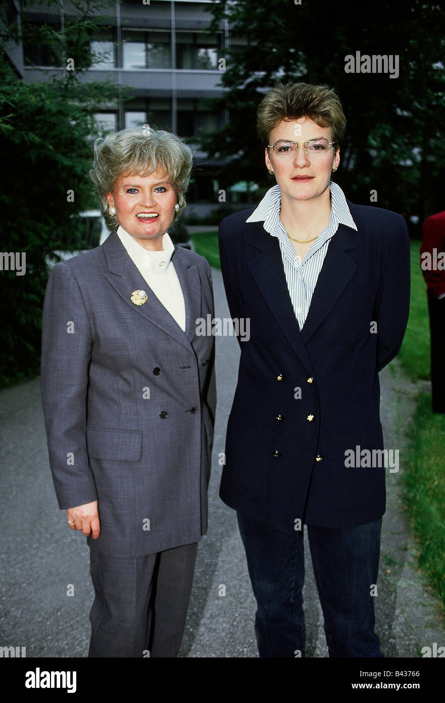 Kohl, Helmut, * 3.4.1930, German politician (CDU), his wife Hannelore, half length, with Monika Hohlmeier, foundation 'Pfennigparade', Munich, 1994, Stock Photo