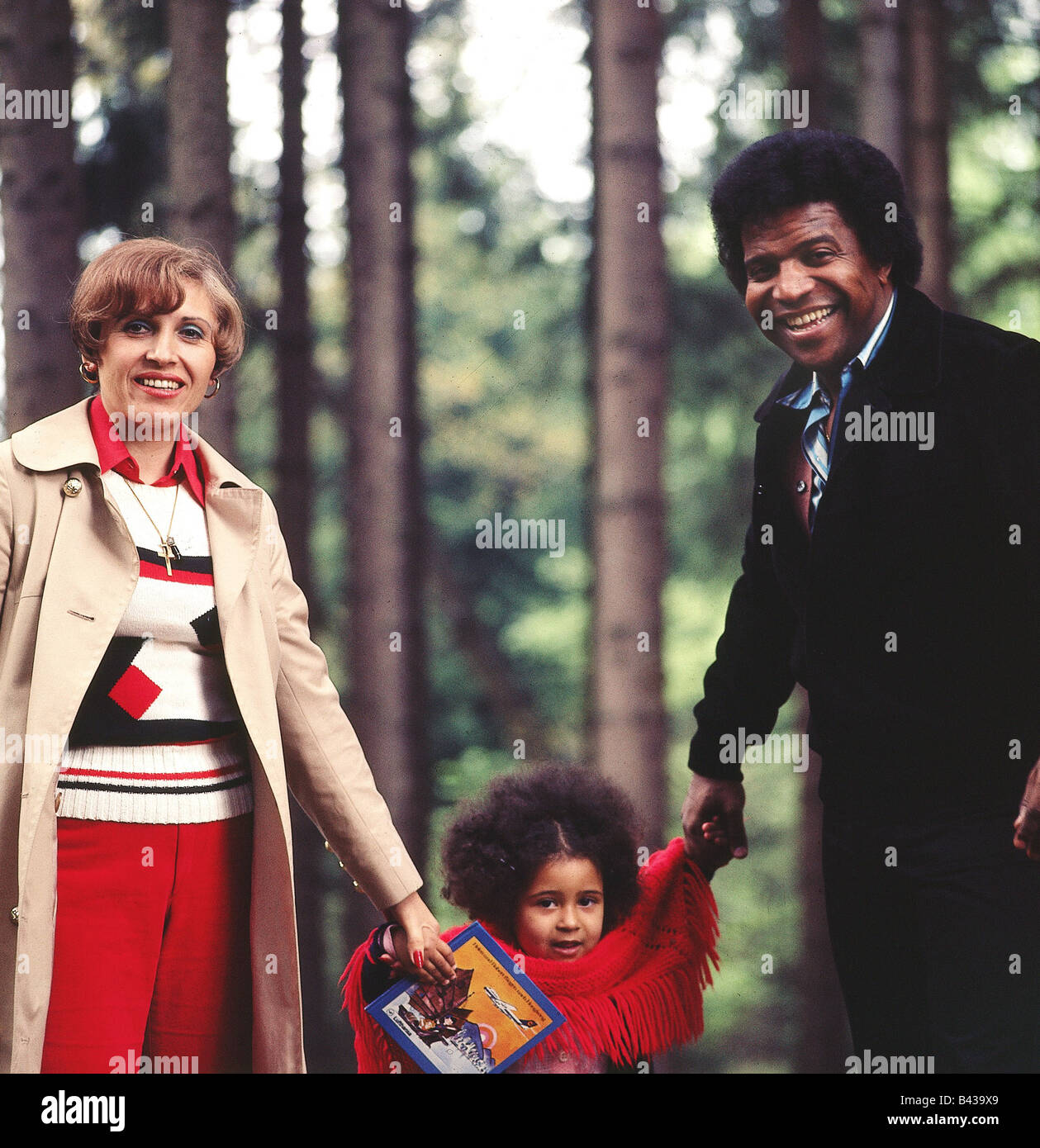 Blanco, Roberto, * 7.6.1937, German singer of Cuban origin, half length, with wife Mireille and daughter Patricia, 1970s, Stock Photo