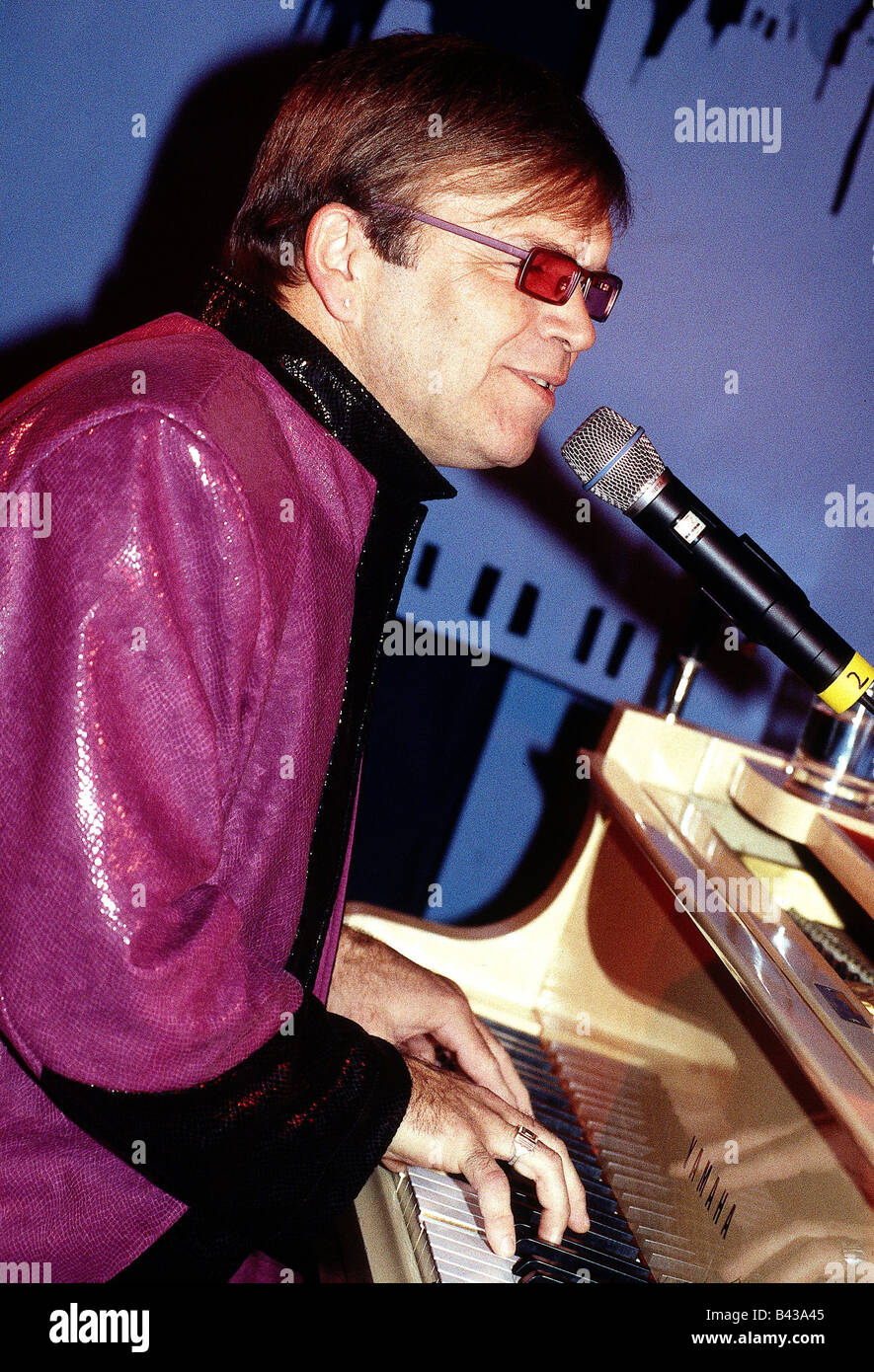 Adams, Mitch, singer, entertainer, lookalike, Elton John, half length